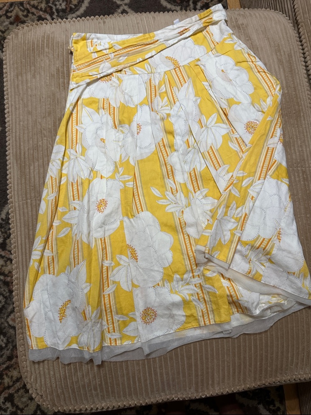 Lily Yellow and White Floral Lined Skirt Sz Medium Zip Back